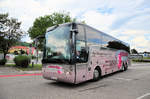 Van Hool T917 Astron von Heuberger Reisen aus Ober�sterreich in Krems gesehen.