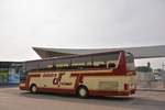 Van Hool T915 Alicron mit Radanh�ner von Dalstra Reisen aus den NL im Mai 2017 in Krems.