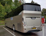 VDL Futura von STAR TOURS aus Gro�britannien steht im Oktober 2019 am Rheinfall