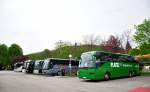 Am 27.4.2013 viel los am Busparkplatz in Krems an der Donau,rechts ein VOLVO von Platzl Reisen aus �sterreich.