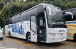 Volvo des Busunternehmens CRESCINI PIETRO steht in Limone am Gardasee, 09-2025