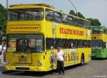 Doppelstock MAN Stadtrundfahrt Hamburg mit nettem Mitarbeiter von Hamburg Tour, fotografiert an den Landungsbr�cken St.