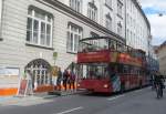 MAN SD 202 in M�nchen Marienplatz am 18.5.2013 beim Warten auf weitere Reisende f�r die n�chste City-Tour.
