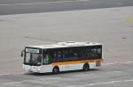 MAN Lions City - Crewbus am Vorfeld von Frankfurt/Main Airport unterwegs.Foto von der Besucherterrasse,26.9.2013.