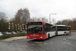 Mercedes Citaro Gelenkbus der Stadtwerke Osnabr�ck an der mit R�mermasken verzierten Haltestelle am Bahnhof Osnabr�ck Sutthausen.
