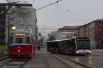 Während einer Sonderfahrt treffen VEF L 548+ l3 1852 und Wiener Linien NG 265 MB WN 8752 am Joachimsthalerplatz aufeinander.