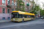 Dreiachser Trolleybus Solaris in der litauischen Hauptstadt Vilnius hier   am 2.5.2012 eingesetzt auf der Linie 2 mit Fahrtrichtung Hauptbahnhof.