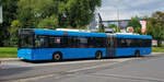 Solaris-Gelenkbus der Kasseler Verkehrsgesellschaft steht im August 2021 an einer Haltestelle