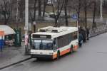 Nahe des Hauptbahnhof in Kiew, da wo das gro�e Dampflokdenkmal steht, f�hrt darunter eine Trolleybuslinie entlang.