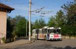 Ganz vorsichtig fuhr der Fahrer dieses ZIU 9 O-Bus um die neunzig Grad  Kurve, um nicht die Stromf�hrung zu verlieren.