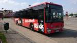 ....Iveco Grossway am Busbahnhof von Neubrandenburg mit Werbung f�r M�belstadt R�ck jetzt XXXLutz  Juni 2017