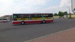 .....Mercedes Benz O560 Intouro...wartet in Schwedt am Bahnhof um die Fahrg�ste aufzunehmen  mit der Werbung f�r Renault K�nig 