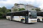 Karlovy Vary 15.6.2009 unterer Bahnhof  Laut Reklame Beschriftung geh�rt dieser dreiachsige Renault Bus  offensichtlich den Stadtbetrieben in Karlsbad / Tschechien.
