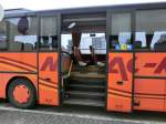 Der mit einem Rollstuhllift ausger�stete Mitteleinstieg des Setra S 319 UL-GT von Nagl-Reisen aus Moosen/Vils bei Taufkirchen/Vils.