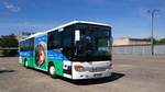 ….MST BS 101 von Becker Strelitz Reisen der Setra mit der Werbung f�r Strom in Neubrandenburg am Betriebshof der MVVG und der Stadtwerke Neubrandenburg   August 2018 