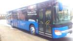 ...die rechte Fahrzeug Seite mit seiner Werbung f�r eine Tierklinik auf dem Setra