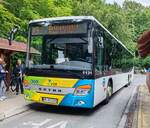Setra S 418 der VVR �bernimmt Fahrg�ste an der Haltestelle K�nigstuhl auf R�gen, 06-2024