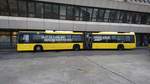 .....TXL Linie dieser Scania mit verschiedenen Spr�chen auf den Bussen