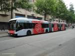 HHA 8713 am 27.6.2012 auf der Metrobus-Linie 5 nach Nedderfeld an der Haltestelle Gerhart-Hauptmann-Platz in der M�nckebergstr.
