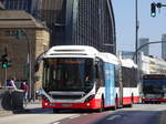 Ein Volvo 7900 Hybrid der Hochbahn am 09.04.17 auf der Linie 109 in der M�nckebergstra�e.