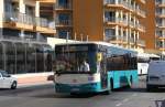 Inzwischen sind die alten Busse auf Malta fast vollständig verschwunden. Im Liniendienst, den Arriva betreibt, werden chinesische KingLong Busse eingesetzt.
KingLong XMQ6127J ist hier am 12.5.2014 auf der Küstenstraße in Qawra nach La Valetta unterwegs.