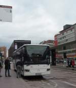 Mercedes Integro der Stubaitalbahn am 2.4.2013 am Innsbrucker Hauptbahnhof zur Fahrt als ST nach Neustift im Stubaital Mutterbergalm bereit.
