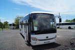 Kennzeichen: EE417MA (F)  Bustyp: Yutong  Ort: Sainte-Rose (R�union)  Land: Frankreich  Datum: 14.02.2018    Touristenbus an der Kirche Notre-Dame-des-Laves auf R�union im Indischen Ozean.
