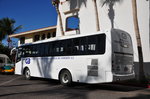 Dina Bus f�r Touristen in La Paz/Mexico vor dem Hotel.