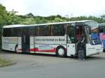Neoplan als Werbetr�ger f�r die  SAALE-Zeitung  steht auf dem Busplatz in Fulda