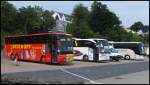 Van Hool T916 Bischoff Touristik aus Deutschland und Mercedes Tourismo von Thells aus Schweden und Iveco Daily von Thies aus Deutschland und Beulas Aura von Eks Buss aus Schweden im Stadthafen Sassnitz.