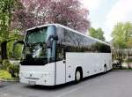 VOLVO Reisebus 9900 aus Wien am 25.4.2013 in Krems gesehen.