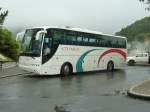 unbekannter Reisebus des Unternehmens VARELA wartet auf die Fahrg�ste an einem Aussichtspunkt auf Sao Miguel, Azoren; Juli 2013